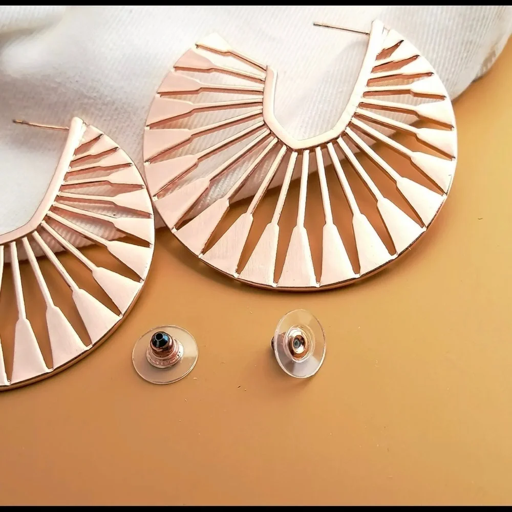 🔥🔥 Authentic The Deanne Set Necklace and Hoop Earrings Set in Rose Gold